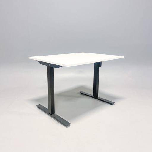 Swedstyle hæve-sænkebord 100x80 i hvid set forfra i standard siddende højde.